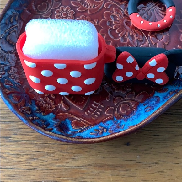 2 for 15! Adorable Minnie Mouse AirPods skin - Picture 3 of 4